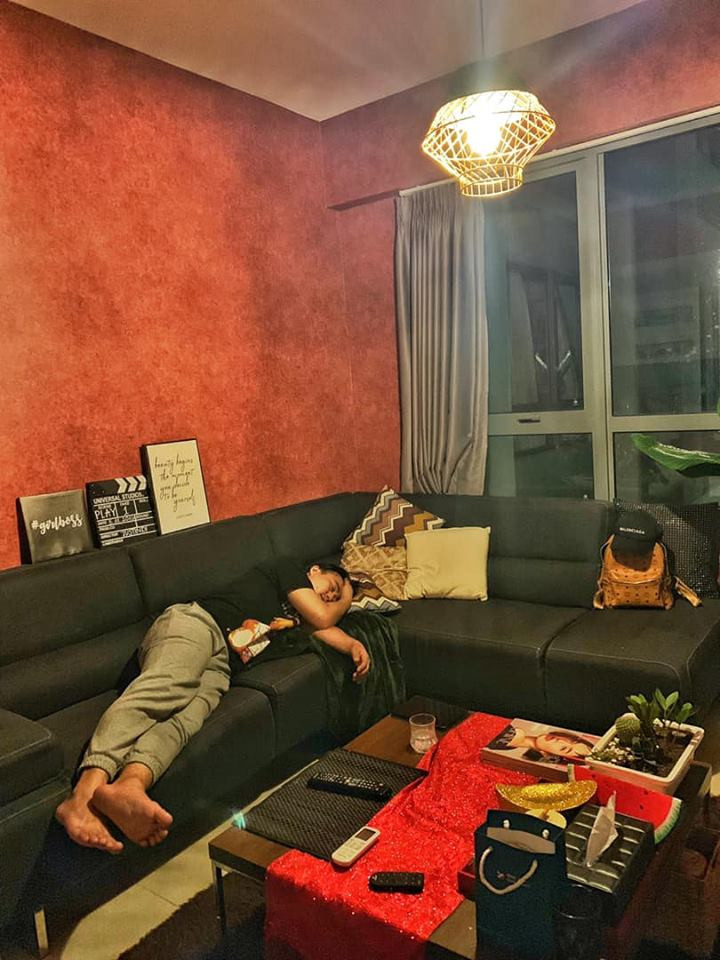 Bên cạnh đó, cô ca sĩ trẻ còn không quên bày trí thêm cho căn phòng bằng hoa tươi, cây xanh, đèn lồng, thảm nhà…Phòng khách có thiết kế đơn giản, không quá cầu kì xa hoa nhưng vì được bày biện khá nhiều đồ dùng, đồ trang trí nên trông rất ấm cúng.