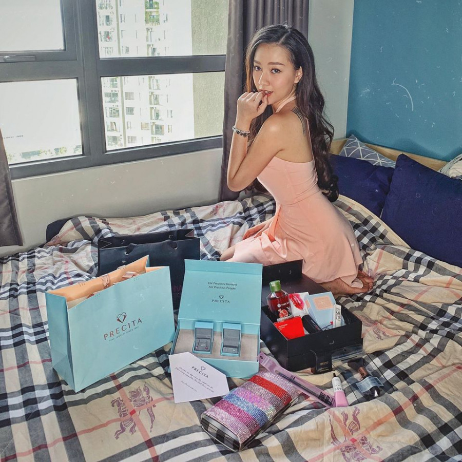 Phòng ngủ của “ác nữ” cũng khá đơn giản, được thiết kế theo lối hiện đại, tinh tế. Nơi đây có màu xám xanh tươi mát, sang trọng.