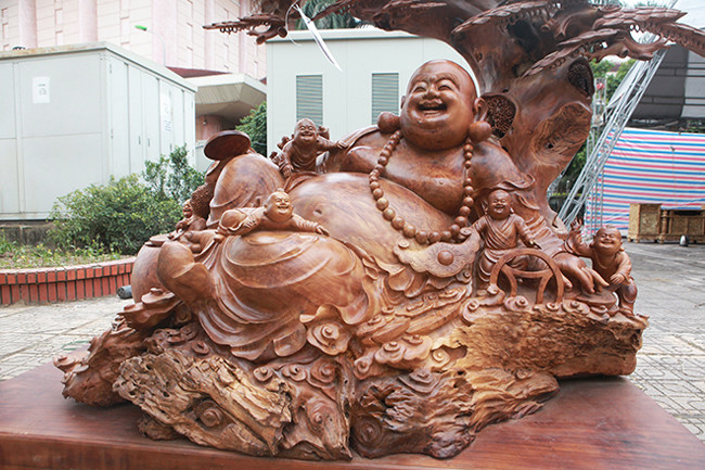 Toàn bộ tác phẩm được làm từ gốc, thân cây gỗ nu hương – đây là một gỗ quý hiếm. Thân cây nhiều năm tuổi mà lại có những khối nu ra rất hiếm, nghìn cây mới có 1 cây nên giá trị của nó rất cao, anh Biển thông tin. Để hoàn thành tác phẩm, 5 thợ lành nghề làm trong vòng 4 tháng.