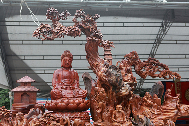 Phần cây tùng và tượng phật phía trên là ghép vào.