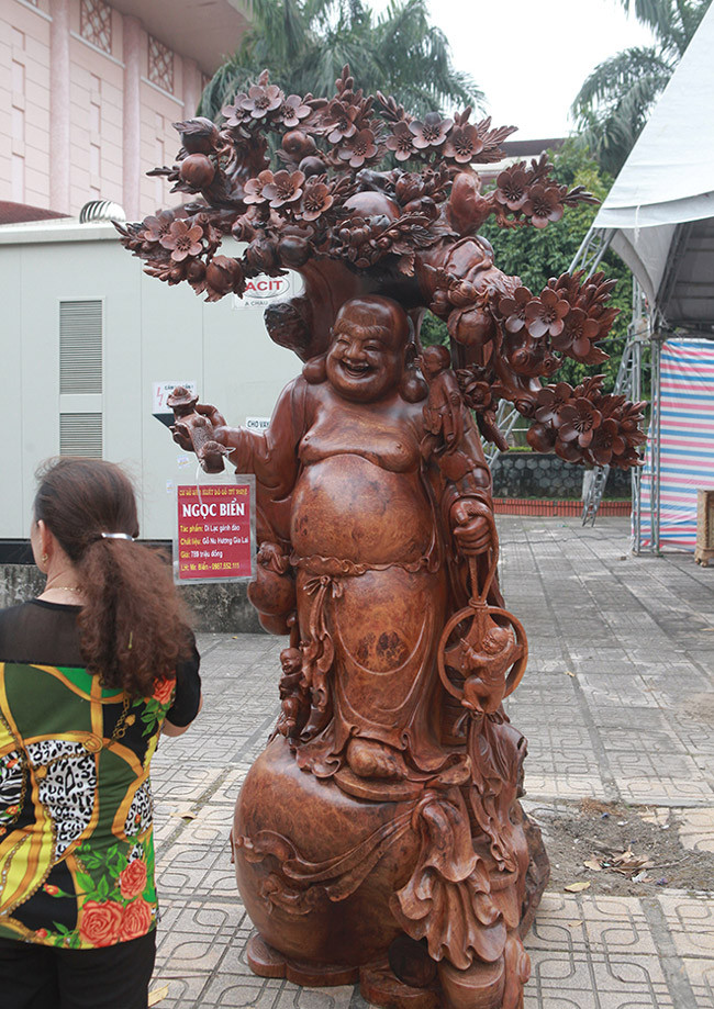 Tác phẩm thứ 3 có tên Di Lặc gánh đào bằng gỗ nu hương Gia Lai nghìn năm tuổi được chào bán với giá 789 triệu đồng.