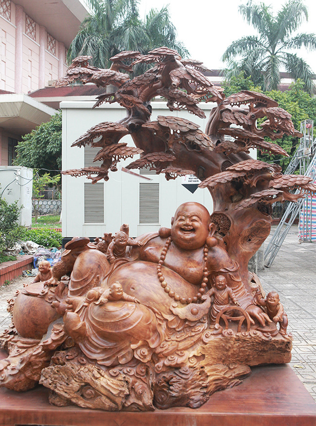 Tác phẩm thứ 2 có tên Di Lặc tọa gốc tùng bằng gỗ nu hương Gia Lai nghìn năm tuổi, được chào bán với giá 860 triệu đồng.