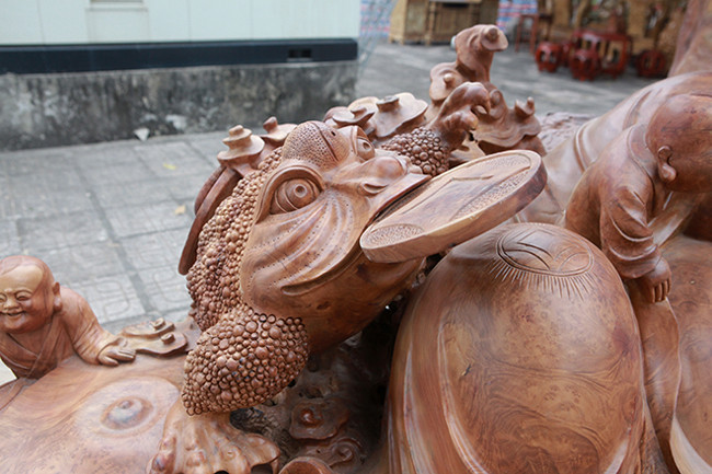 Hình ảnh cóc ngậm đồng tiền vàng mang ý nghĩa đem tài lộc cho gia chủ nếu người nào sở hữu tác phẩm.