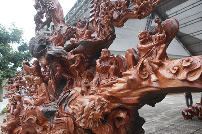 Để có được gốc gỗ hương đỏ rất khó khăn, anh Biển phải vào tận Gia Lai mua lại của những người làm nghề chài, lưới. Họ đào gốc cây ở sâu dưới lòng sông còn sót lại. "10 thợ lành nghề làm trong vòng nửa năm mới hoàn thành", anh Biển cho biết.