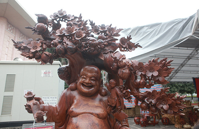 Để tạo một cành đào lớn trên đầu Phật, những thợ lành nghề phải mất rất nhiều thời gian tạo tác. Vân gỗ mềm mại nhìn như những lớp mây. "Đây là những tác phẩm tâm huyết của tôi trong suốt sự nghiệp làm đồ gỗ", anh Biển tâm sự.