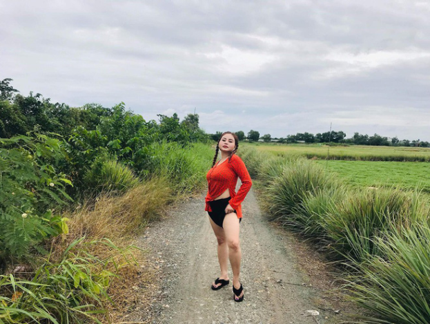 Le Giang gay tranh cai vi cach an mac khong phu hop voi tuoi