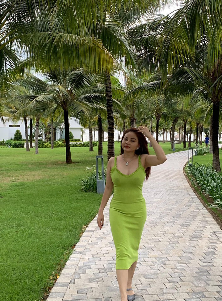 Le Giang gay tranh cai vi cach an mac khong phu hop voi tuoi-Hinh-4