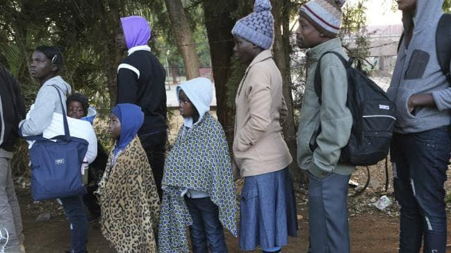 Khung hoang kinh te, dat nuoc nay khong co tien in ho chieu cho dan
