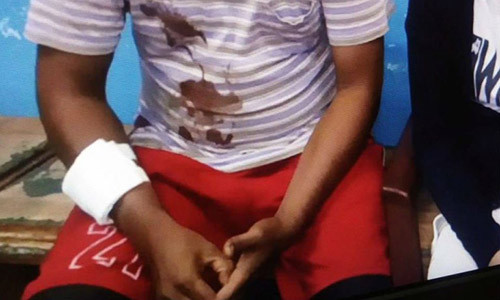 Sau khi “nhậu” chán chê với hội bạn, anh chồng về nhà và bị vợ cầm dao liên tục đâm vào người.