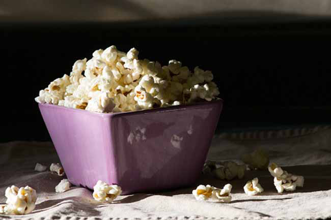 Bắp rang bơ: Món khoái khẩu này có thể làm tăng nguy cơ ung thư gan, ung thư tinh hoàn và ung thư tuyến tụy. Các nghiên cứu đã chỉ ra mối liên hệ giữa bắp rang bơ với các chất gây ung thư.