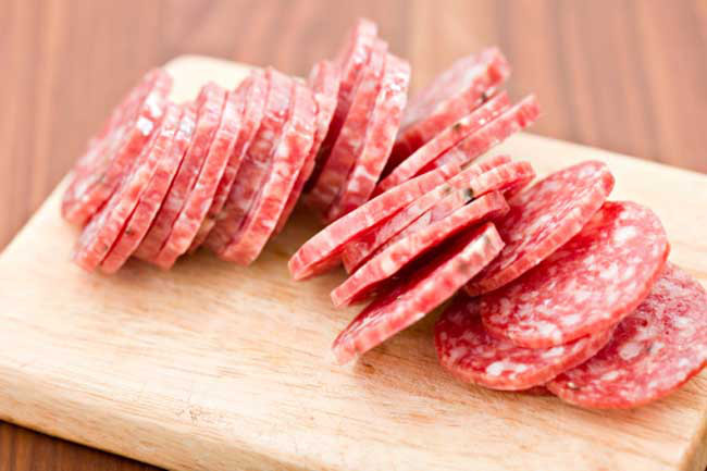 Thịt chế biến sẵn: Thịt chế biến sẵn có thể gây nguy hiểm cho sức khỏe theo nhiều cách do có chứa nhiều muối và chất hóa học. Hầu hết các loại thịt chế biến sẵn đều chứa các chất bảo quản để giữ độ tươi ngon, nhưng những chất này lại có thể gây ung thư.