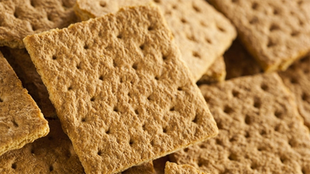 Bánh nướng hay bánh quy đóng gói hiện nay thường chứa một lượng lớn bơ thực vật và chất béo chuyển hóa. Theo các chuyên gia, việc dung nạp quá nhiều chất béo chuyển hóa trong cơ thể sẽ làm tăng nguy cơ mắc bệnh Alzheimer, suy giảm nhận thức và trí nhớ kém. (Ảnh: aFamily)