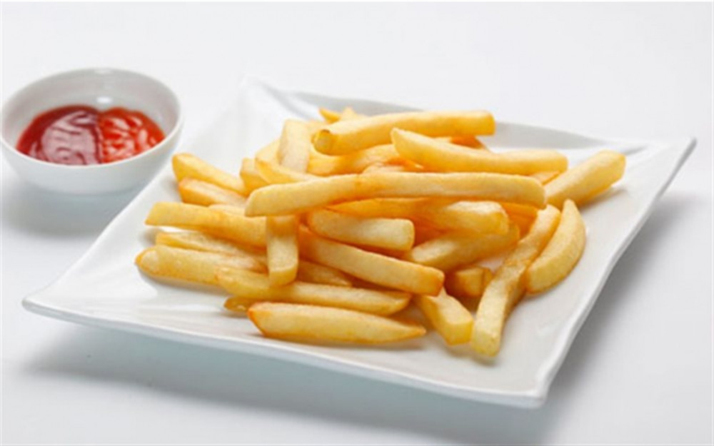 Trong 100g khoai tây chiên có khoảng 0,1g chất béo chuyển hóa và 2,3g chất béo bão hòa. Vì vậy, nếu bạn ăn khoai tây chiên hàng ngày sẽ có nguy cơ mắc các bệnh như Alzheimer hay suy giảm chức năng nhận thức. (Ảnh: CK)