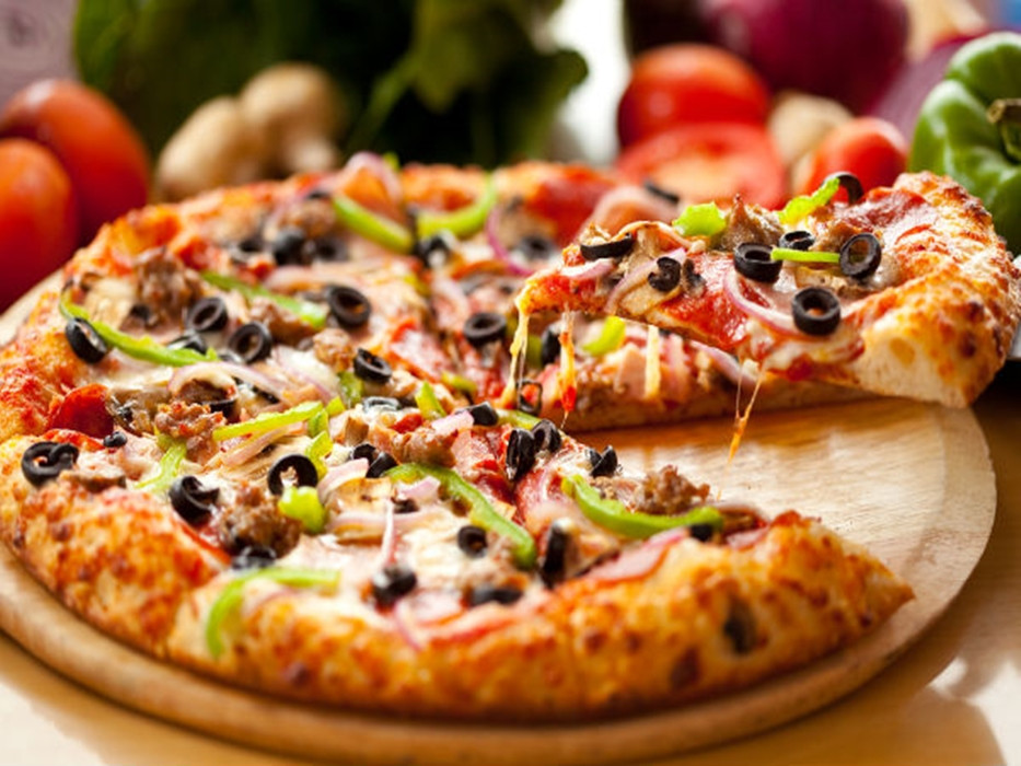 Pizza, đặc biệt là Pizza có nhiều xúc xích, thịt xông khói hoặc thịt bò đã qua chế biến chứa cả chất béo chuyển hóa và chất béo bão hòa. Theo Hiệp hội Tim mạch Hoa Kỳ, thịt và các sản phẩm từ sữa có một lượng nhỏ chất béo chuyển hóa tự nhiên. Do vậy, để tránh nguy cơ “mất trí nhớ”, bạn nên ăn Pizza ở lượng vừa phải, tránh việc lạm dụng. (Ảnh: Boldsky)