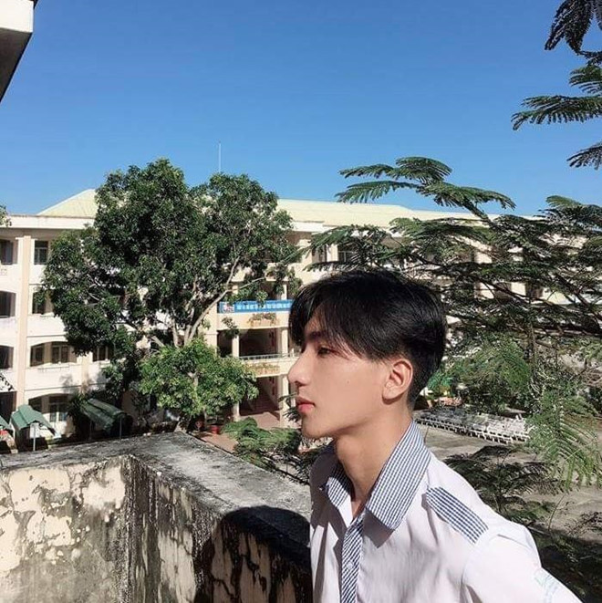 Về biệt danh “hot boy học đường” được một số dân mạng dành tặng, Anh Tú khẳng định bản thân ở trường chỉ là học sinh bình thường. Trong mắt bạn bè, Tú là chàng trai hoà đồng, dễ gần, gặp ai cũng nói chuyện.