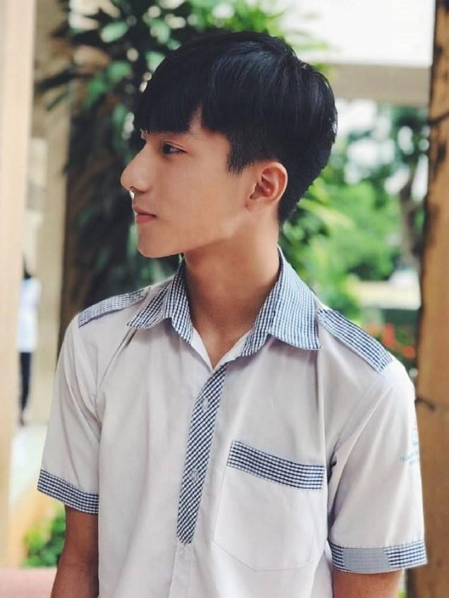 Anh Tú nói với Zing.vn từ khi hình ảnh của cậu xuất hiện trên mạng, nhiều người tìm tới trang cá nhân like ảnh, bình luận và inbox. Nam sinh khá bối rối vì bỗng dưng có nhiều người lạ tương tác, song cậu cũng thấy vui khi được quan tâm.