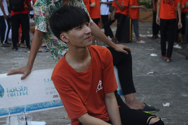 Anh Tú nói cậu đang trong thời gian tìm hiểu một người. Nửa kia lý tưởng của cậu là cô gái tóc ngắn, thấp hơn và nói chuyện nhiều với mình.