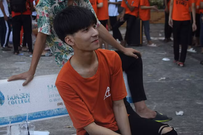 Anh Tú nói cậu đang trong thời gian tìm hiểu một người. Nửa kia lý tưởng của cậu là cô gái tóc ngắn, thấp hơn và nói chuyện nhiều với mình.