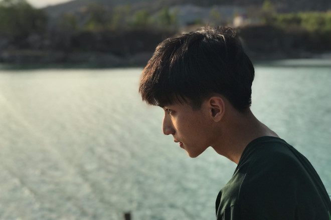 Nam sinh 18 tuổi cho hay bản thân từng nghe một số bạn bè nhận xét mình có nét giống ca sĩ Sơn Tùng M-TP. Điều này hiện được nhiều dân mạng nhắc tới trong các bức ảnh chụp góc nghiêng của cậu.