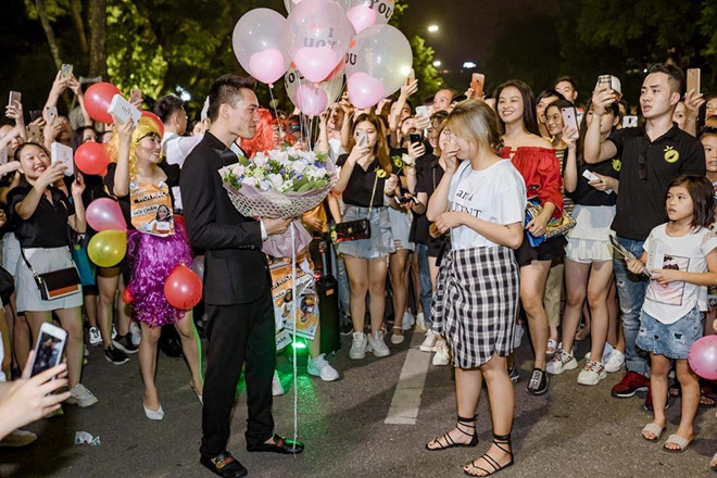 Anh chang nho ca cong ty len pho di bo co vu to tinh