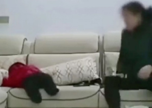 Bao mau doc nguoc va nem dau be trai xuong san nha gay soc