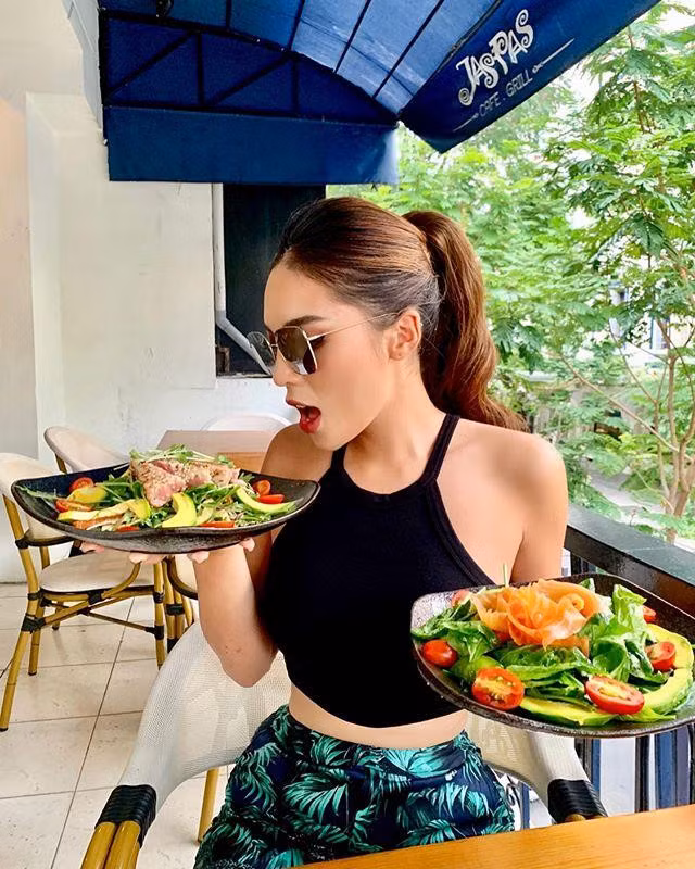 Trước đó, cô từng phủ nhận những ý kiến cho rằng minh quá béo. Kỳ Duyên giải thích mặc áo thun luôn khiến cơ thể nhìn mập mạp hơn, bụng béo hơn. Cô nói: "Đúng là mình có lên cân một chút vì ăn để có sức tập cho khỏe thôi chứ không phải béo lắm rồi".