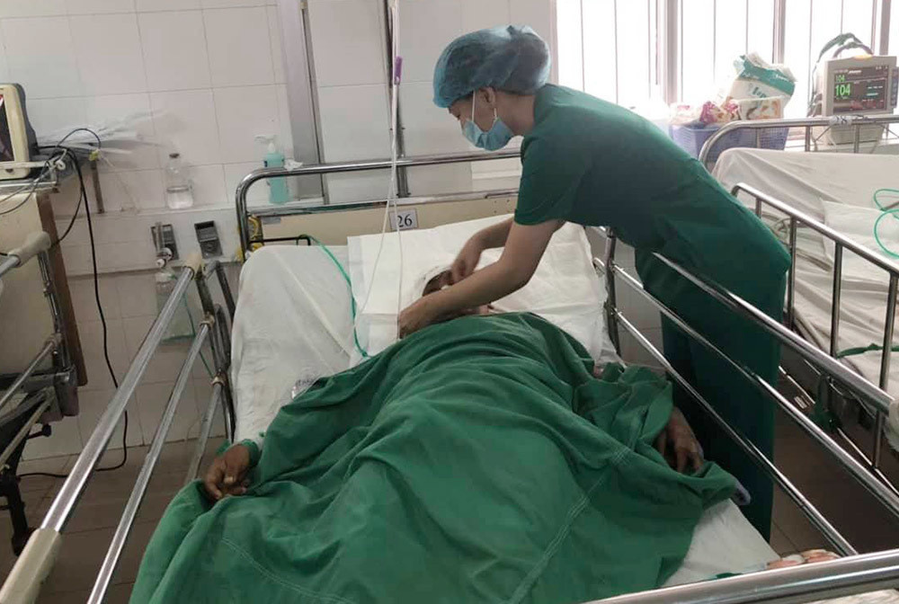 Bác Phên được bác sĩ của Bệnh viện đa khoa Trung ương Cần Thơ thăm khám