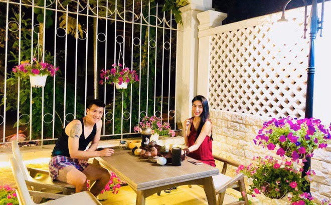 Buổi tối, không gian sân vườn với ánh sáng vàng ấm áp cùng bộ bàn ghế đơn giản, đủ để vợ chồng Thủy Tiên, Công Vinh trò chuyện sum vầy.