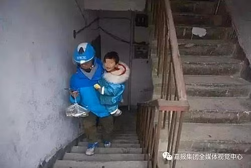 Be gai 3 tuoi di giao hang cung cha moi ngay bat ke nang mua-Hinh-6