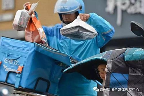 Be gai 3 tuoi di giao hang cung cha moi ngay bat ke nang mua