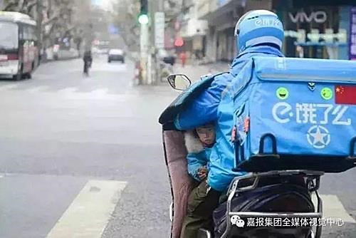 Be gai 3 tuoi di giao hang cung cha moi ngay bat ke nang mua-Hinh-2