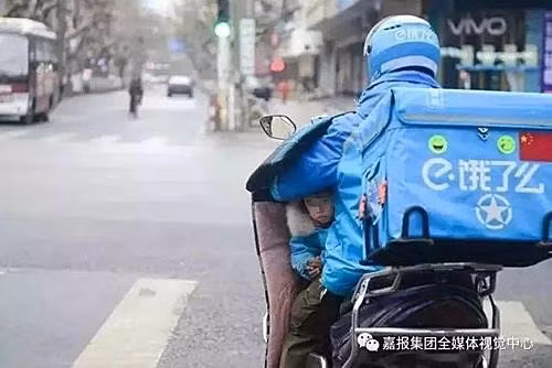 Be gai 3 tuoi di giao hang cung cha moi ngay bat ke nang mua-Hinh-2