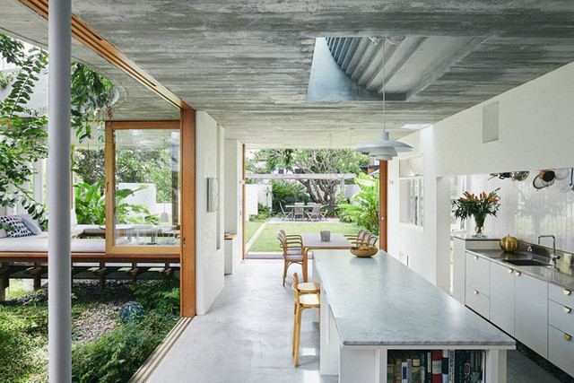 Vật liệu hầu hết sử dụng với giá rẻ, thân thiện với môi trường, không gian được tối giản hóa từ nội thất đến màu sắc cơ bản, nhường cho ánh sáng và sự tinh tế của cách sắp xếp nội thất.