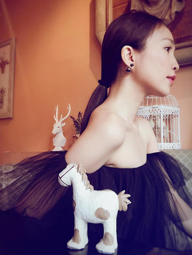 Nữ ca sĩ Hiền Thục của ngày hôm nay vẫn xinh đẹp, trẻ trung và lạc quan chẳng kém gì cô nàng của ngày mới vào nghề. Ở tuổi U40, Hiền Thục khiến bao cô gái phải ghen tị bởi gương mặt rạng rỡ, làn da căng mịn, tươi trẻ, chẳng có bất cứ dấu hiệu nào của tuổi tác.