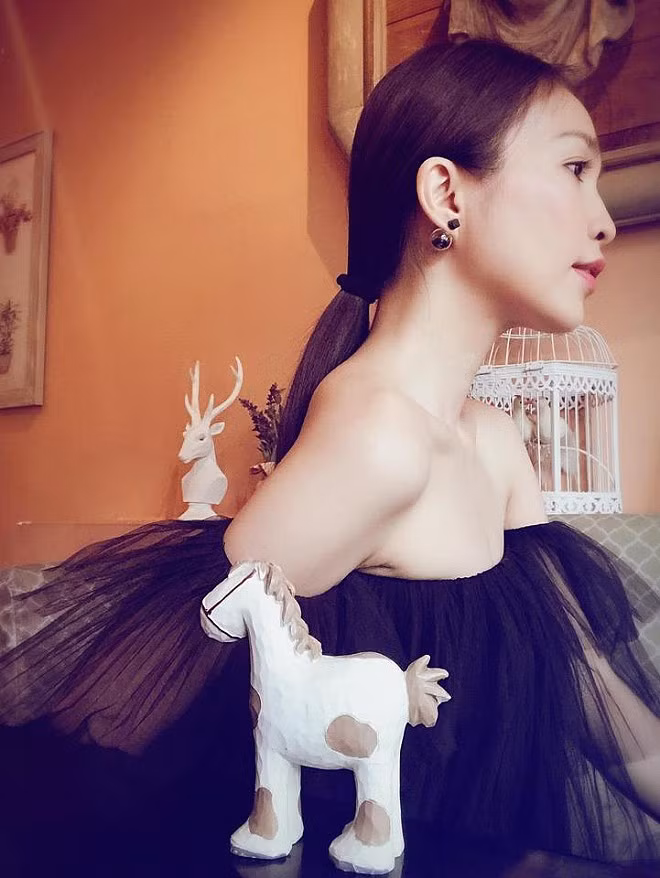 Nữ ca sĩ Hiền Thục của ngày hôm nay vẫn xinh đẹp, trẻ trung và lạc quan chẳng kém gì cô nàng của ngày mới vào nghề. Ở tuổi U40, Hiền Thục khiến bao cô gái phải ghen tị bởi gương mặt rạng rỡ, làn da căng mịn, tươi trẻ, chẳng có bất cứ dấu hiệu nào của tuổi tác.