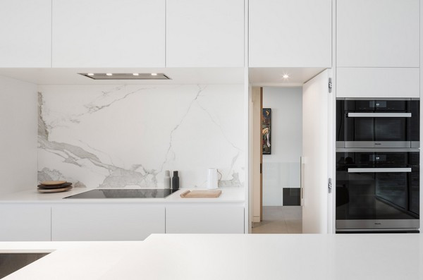 Tất cả các phòng của ngôi nhà được định vị để tạo thành một hàng tuyến tính duy nhất. Một bức tường kính lớn và cửa phụ được thiết kế như lối vào chính, đặt bên cạnh một sân đá dẫn đến nhà để xe.