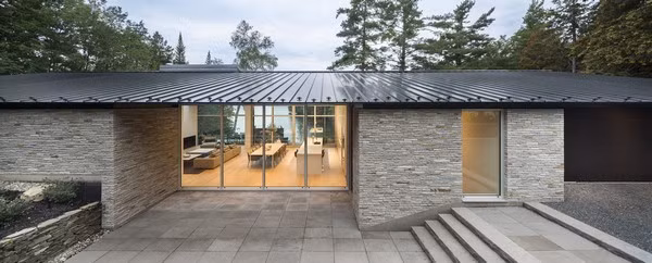 Khu nhà có diện tích 418 mét vuông, với mặt ngoài bọc gỗ đen xung quanh các cửa chính, phần còn lại được ốp bằng đá granit. Mái nhà màu đen dài 34 mét, và cao đến 7,5 mét.