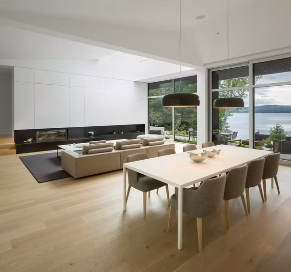 Tầng trên bao gồm một bếp nhỏ và sân thượng có thể tiếp cận từ một cầu thang ngoài trời.