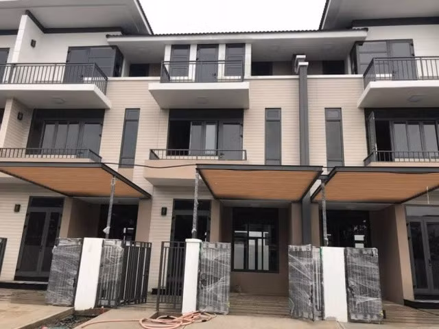 Mới đây mẹ của nữ ca sĩ gây bất ngờ khi tiết lộ về ngôi nhà thứ 6 mà con gái tặng. Mẹ của Hoàng Yến Chibi chia sẻ: "Ước mơ làm 1 phòng quần áo và 1 phòng để toàn đồ fan tặng cuối cùng đã thành hiện thực. Ước mơ được trồng cây, có sân vườn của mẹ nó đã thành hiện thực. Quà cuối năm của cô gái cho mấy năm làm việc cật lực. Có lẽ đối với những người có tiền thì nhà mình chả là gì. Nhưng đối với mình nó là cả 1 gia tài mang đầy mồ hôi và nước mắt của cô gái đó. Chào em cô bé mang tên Ngôi nhà mang tên 06, phải sửa không mọi người đồn đoán nhiều quá". Phía ngoài ngôi nhà thứ 6 của Hoàng Yến Chibi mua tặng mẹ.