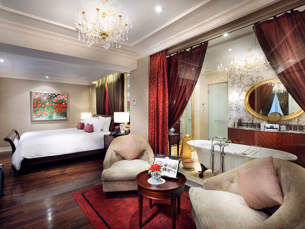 Phòng ngủ chính có giường Sofitel MyBed cỡ lớn (King size). Giường ngủ được thiết kế đặc biệt có thể hạn chế ảnh hưởng khi người nằm bên cạnh cử động. Giường có 3 lớp nệm, bao gồm lớp sợi lông tự nhiên và lớp lót chống thấm để đảm bảo ngủ ngon theo tiêu chuẩn "Sofitel the best".