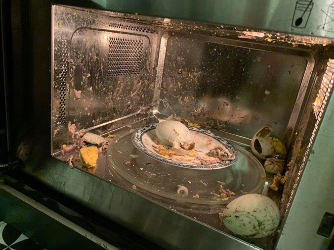 Luộc trứng bằng lò vi sóng, cô gái nhận ngay cái kết "tanh bành" Luoc trung bang lo vi song, co gai nhan ngay cai ket