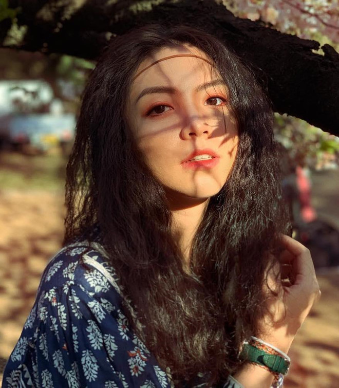 Ngoài cái tên đặc biệt do chính ông ngoại đặt, Tô Sa gây ấn tượng bởi vẻ ngoài xinh xắn, cuốn hút. Tại trang cá nhân, ngoài hình ảnh thường ngày bên bạn bè và cuộc sống du học, 9X thường đăng tải những bức hình kỷ niệm với ông ngoại và dành cho ông những lời trân trọng, thành kính.