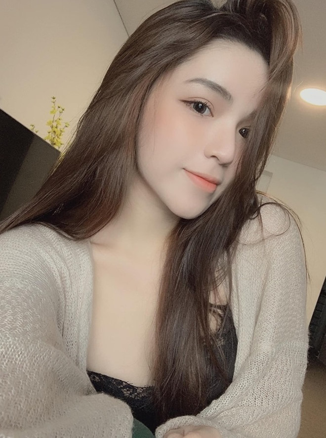 Bạn gái cũ Phan Hoàng sở hữu gương mặt xinh đẹp cùng phong cách thời trang nữ tính, gợi cảm. Cô từng du học tại xứ sở chuột túi và hiện sinh sống, làm việc tại TP.HCM. Sau khi chia tay, Khánh Hà thường xuyên chia sẻ nhiều hình ảnh xinh đẹp trong các chuyến du lịch và câu nói tâm đắc tại trang cá nhân.