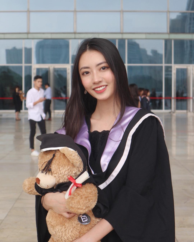 Bạn gái Rocker Nguyễn được nhiều dân mạng khen sở hữu vẻ ngoài xinh đẹp cùng thân hình chuẩn. Tại trang cá nhân, 9X Hà Nội thường xuyên đăng tải khoảnh khắc diện bikini, trang phục quyến rũ khoe lợi thế hình thể.