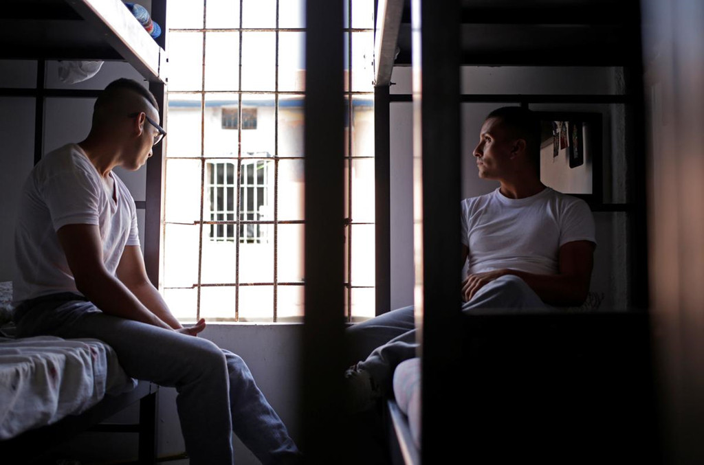 Việc chuyển tù nhân ra khỏi Topo Chico đã được bắt đầu từ cuối tháng 8. Nhà tù hiện giam giữ 2.685 người. Tuy nhiên, việc chuyển tù nhân cũng ẩn chứa nhiều rủi ro bị các băng đảng trả đũa. Kế hoạch chuyển 500 người khỏi nhà tù vào tháng 3 đã vấp phải bạo loạn chống đối, khiến 1 người chết và 30 người bị thương, theo El Comercio. Ảnh: Reuters.