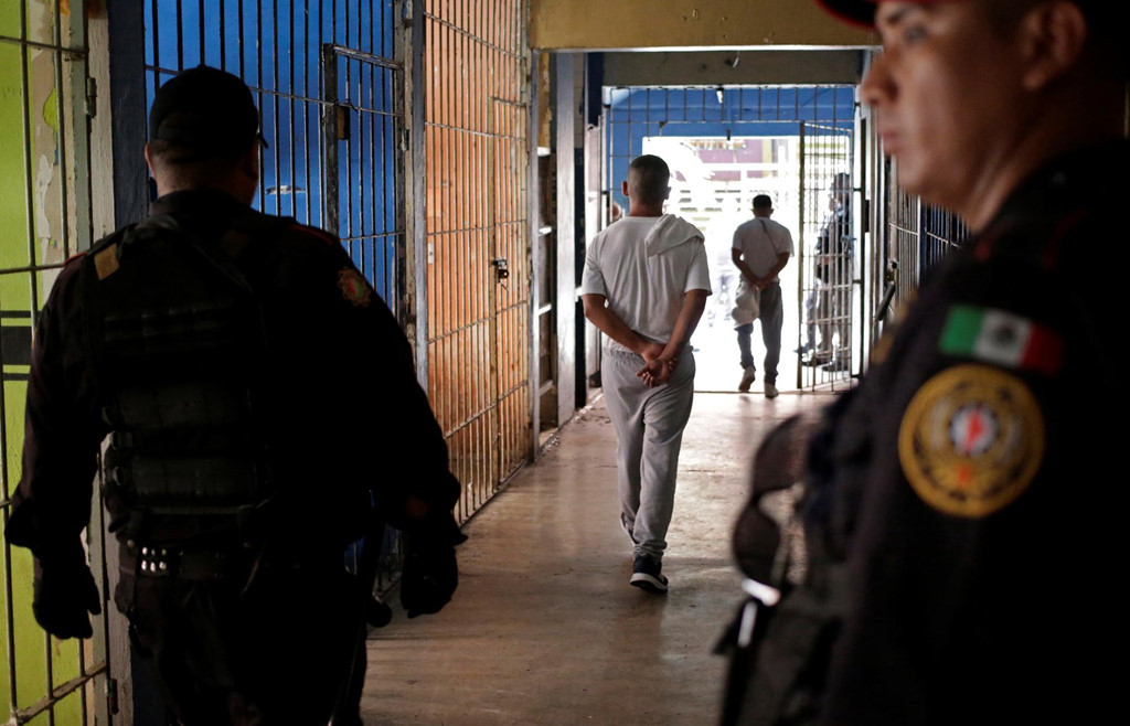Chính phủ Mexico trong những năm qua báo động tình trạng nhà tù biến thành "thánh địa" của tội phạm ma túy. Cảnh sát thiếu nguồn lực phải bó tay trước cảnh bạo lực tràn lan. Có 65/101 nhà tù đông đúc nhất Mexico rơi vào tình trạng tội phạm gần như tự quản lý nhà tù, theo báo cáo của Ủy ban Nhân quyền Quốc gia Mexico năm 2013. Ảnh: Reuters.
