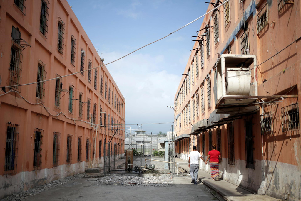 Một trong những vụ bạo loạn và vượt ngục nghiêm trọng nhất ở Mexico xảy ra vào năm 2012 tại nhà tù Apodaca, cũng thuộc bang Nuevo Leon. Có 44 tù nhân bị thảm sát. Cơ quan điều tra sau đó cáo buộc 3 sĩ quan chỉ huy và 26 quản ngục hỗ trợ tù nhân đào tẩu trong thời khắc hỗn loạn, theo CBS. Ảnh: Reuters.