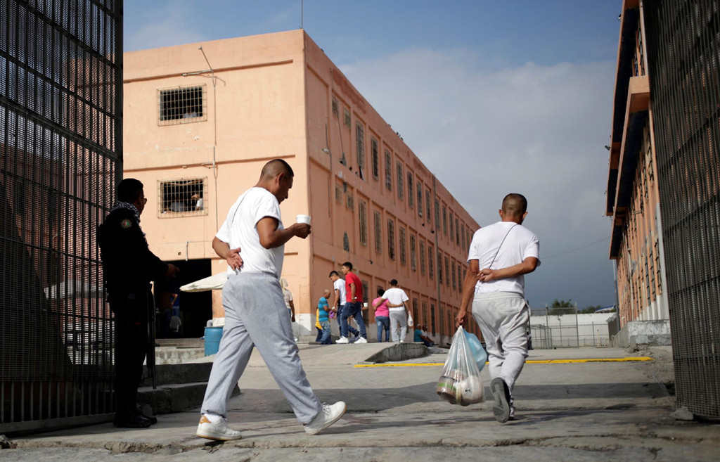 Sau vụ bạo loạn tháng 2/2016, cảnh sát Mexico bất ngờ phát hiện phòng giam của nhiều ông trùm ở Topo Chico còn được trang bị nội thất như khách sạn 5 sao. Điều tra viên tìm thấy cả phòng xông hơi, bể cá, quầy bar, tủ lạnh cỡ nhỏ và truyền hình cáp. Ảnh: Reuters.