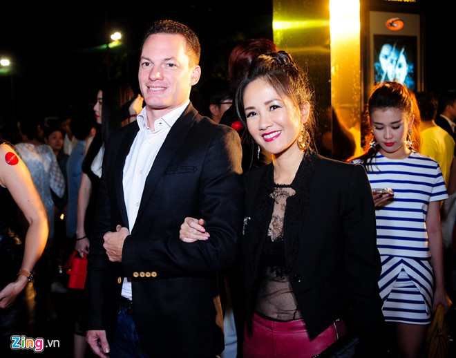 Tháng 6/2018, Hồng Nhung tiết lộ đã chia tay chồng Tây sau 8 năm chung sống. Trong dịp trò chuyện với báo chí năm 2011, "cô Bống" thừa nhận kết hôn được hơn một năm. Trước đó, nữ ca sĩ và ông xã Kevin Gilmore đã chung sống trong thời gian dài. Cuộc tình kéo dài cả thập kỷ của giọng ca người Hà Nội kết lại một cách cay đắng khi Hồng Nhung tuyên bố: "Tôi bị động trong việc ly hôn". Ảnh: Thành Luân.