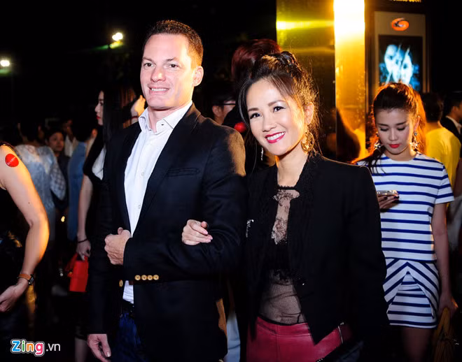 Tháng 6/2018, Hồng Nhung tiết lộ đã chia tay chồng Tây sau 8 năm chung sống. Trong dịp trò chuyện với báo chí năm 2011, "cô Bống" thừa nhận kết hôn được hơn một năm. Trước đó, nữ ca sĩ và ông xã Kevin Gilmore đã chung sống trong thời gian dài. Cuộc tình kéo dài cả thập kỷ của giọng ca người Hà Nội kết lại một cách cay đắng khi Hồng Nhung tuyên bố: "Tôi bị động trong việc ly hôn". Ảnh: Thành Luân.